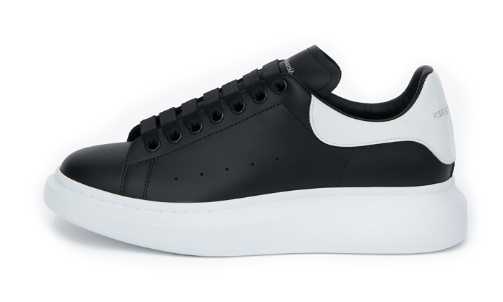 OVERSIZED WHITE BLACK OVERSIZED WHITE BLACK